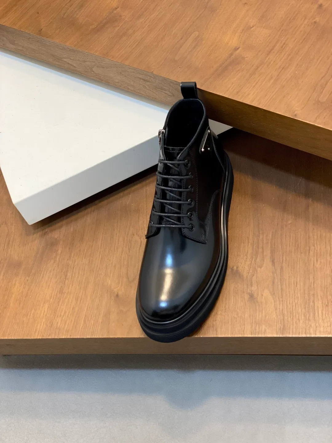 Men's men's shoes💰900 Prada/Prada Thick-soled formal wear shipped, same style at the counter, top-quality goods produced in Dongguan, those who know the goods should hurry up and start! New men's casual leather shoes, imported calfskin, shiny and translucent leather, uniform leather holes, fine texture, splicing and sewing technology, soft, comfortable and wrinkle-free, elegant Derby shoe shape, thickened and heavy-duty made, high-quality products that kill all currencies in the market, standard gold-label cowhide feet, calfskin lining, thickened rubber sole, durable and wear-resistant, ultra-light material, extremely comfortable for the upper foot, smooth surface, splicing lines, two styles to choose from, complete packaging! Size: 39-40-41-42-43-44 (45 customized) leather shoes